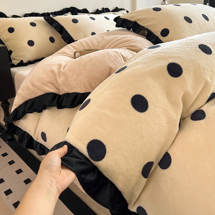 91家纺网 家纺一手货源 找家纺 鑫利来家纺 2025新款法式黑花边牛奶绒四件套 牛奶绒-波点