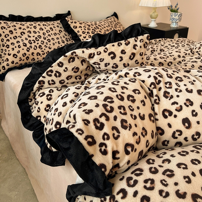 91家纺网 家纺一手货源 找家纺 鑫利来家纺 2025新款法式黑花边牛奶绒四件套 牛奶绒-豹纹