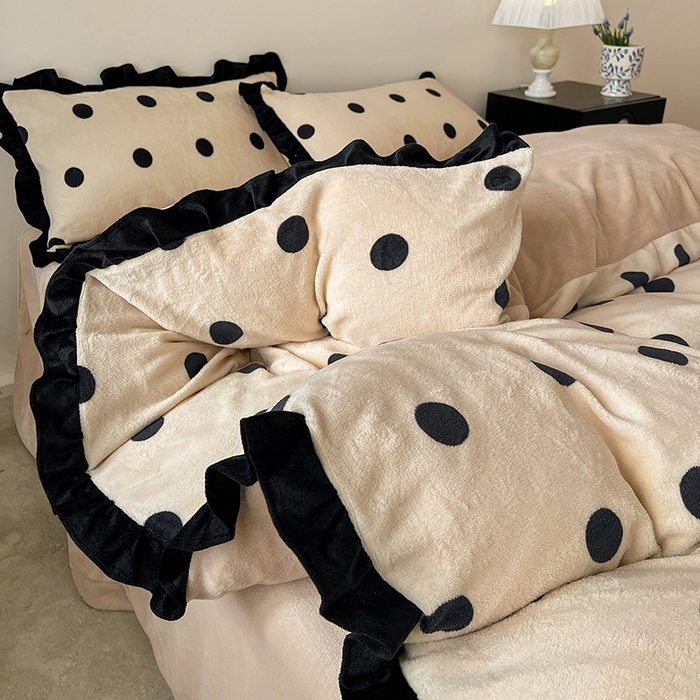 91家纺网 家纺一手货源 找家纺 鑫利来家纺 2025新款法式黑花边牛奶绒四件套 牛奶绒-波点