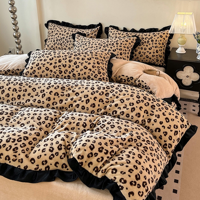 91家纺网 家纺一手货源 找家纺 鑫利来家纺 2025新款法式黑花边牛奶绒四件套 牛奶绒-豹纹