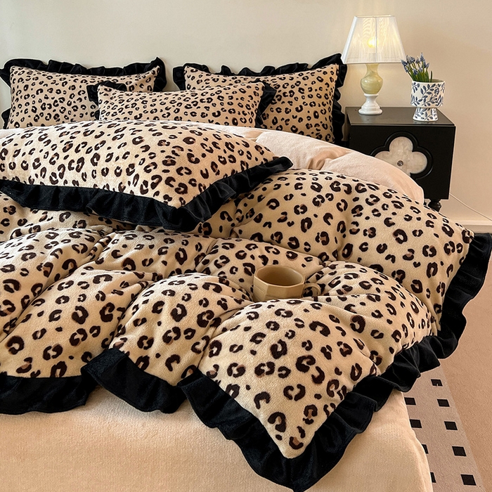 91家纺网 家纺一手货源 找家纺 鑫利来家纺 2025新款法式黑花边牛奶绒四件套 牛奶绒-豹纹