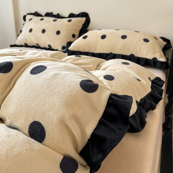 91家纺网 家纺一手货源 找家纺 鑫利来家纺 2025新款法式黑花边牛奶绒四件套 牛奶绒-波点