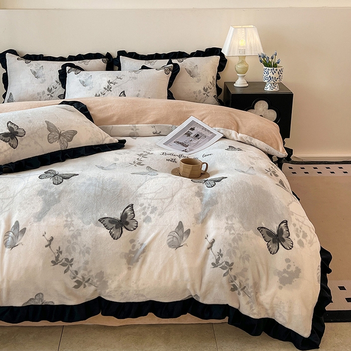 91家纺网 家纺一手货源 找家纺 鑫利来家纺 2025新款法式黑花边牛奶绒四件套 牛奶绒-蝴蝶意境