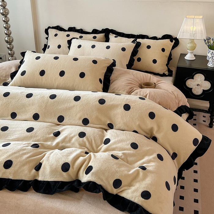 91家纺网 家纺一手货源 找家纺 鑫利来家纺 2025新款法式黑花边牛奶绒四件套 牛奶绒-波点