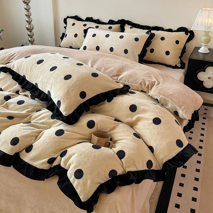 91家纺网 家纺一手货源 找家纺 鑫利来家纺 2025新款法式黑花边牛奶绒四件套 牛奶绒-波点