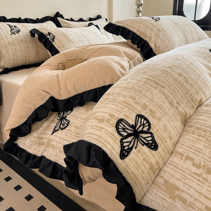 91家纺网 家纺一手货源 找家纺 鑫利来家纺 2025新款法式黑花边牛奶绒四件套 牛奶绒-法式蝴蝶