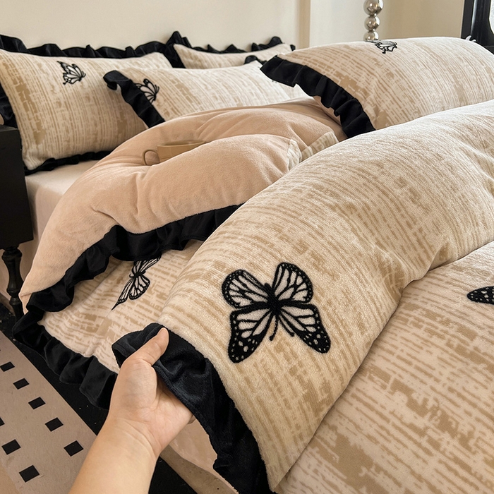 91家纺网 家纺一手货源 找家纺 鑫利来家纺 2025新款法式黑花边牛奶绒四件套 牛奶绒-法式蝴蝶