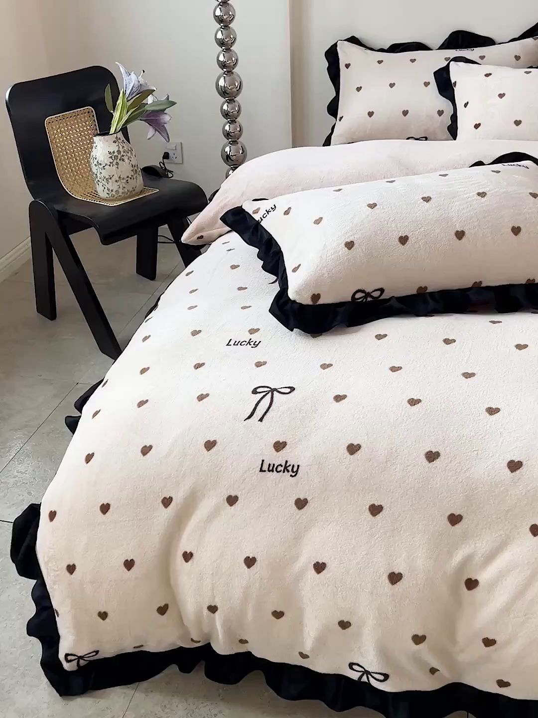 91家纺网 家纺一手货源 找家纺 （总）鑫利来家纺 2025新款法式黑花边牛奶绒四件套韩版法式赫本风加厚牛奶绒四件套