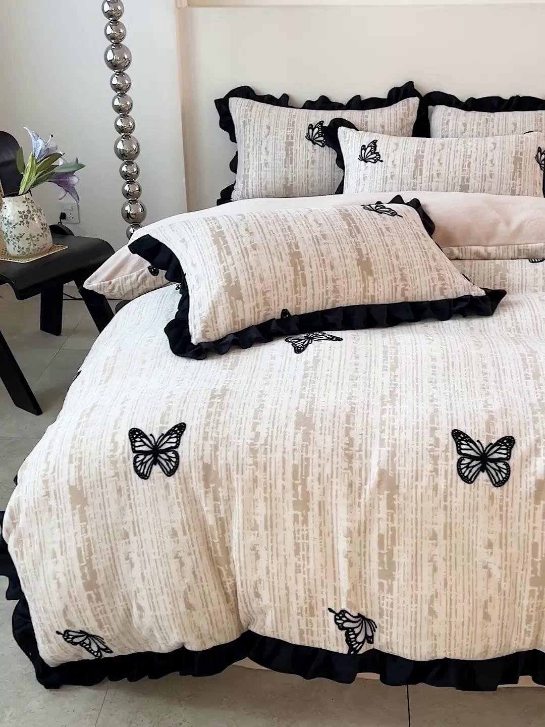 91家纺网 家纺一手货源 找家纺 鑫利来家纺 2025新款法式黑花边牛奶绒四件套 牛奶绒-法式蝴蝶