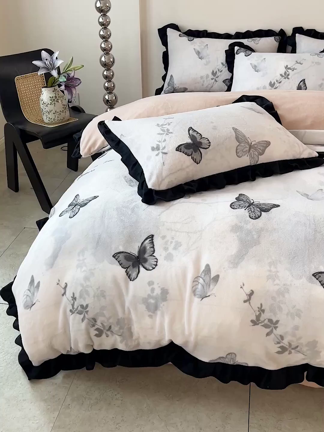 91家纺网 家纺一手货源 找家纺 鑫利来家纺 2025新款法式黑花边牛奶绒四件套 牛奶绒-蝴蝶意境