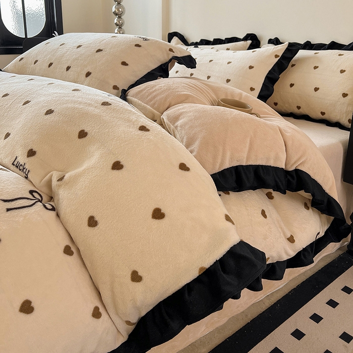 逸林家纺《原希尔顿逸林》 2025新款法式黑花边牛奶绒四件套韩版花边法式赫本风牛奶绒四件套爆款 牛奶绒-爱心蝴蝶结