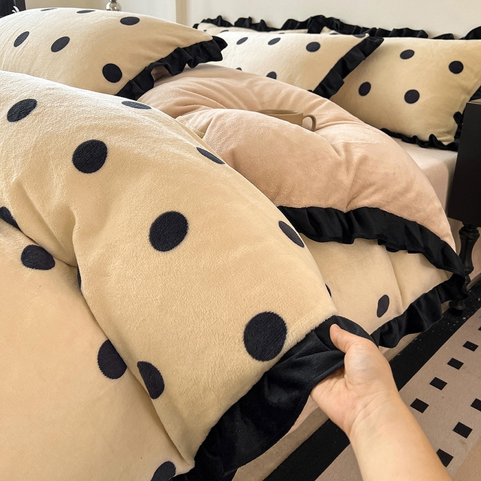 91家纺网 家纺一手货源 找家纺 逸林家纺《原希尔顿逸林》 2025新款法式黑花边牛奶绒四件套韩版花边法式赫本风牛奶绒四件套爆款 牛奶绒-波点