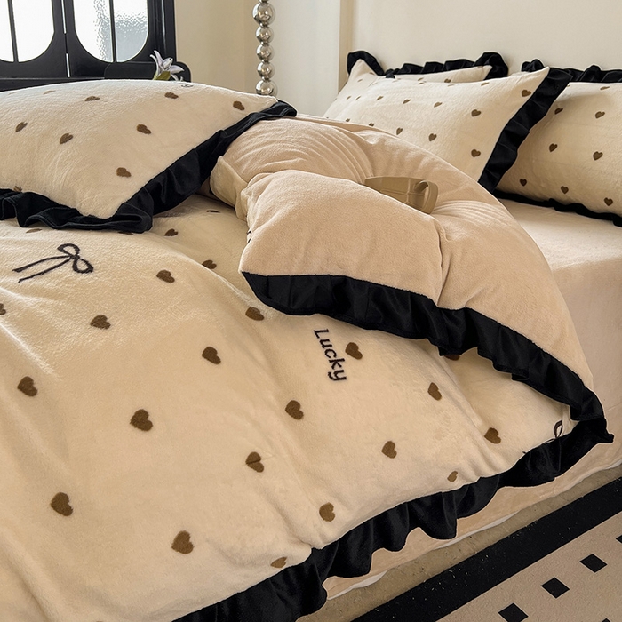 91家纺网 家纺一手货源 找家纺 逸林家纺《原希尔顿逸林》 2025新款法式黑花边牛奶绒四件套韩版花边法式赫本风牛奶绒四件套爆款 牛奶绒-爱心蝴蝶结