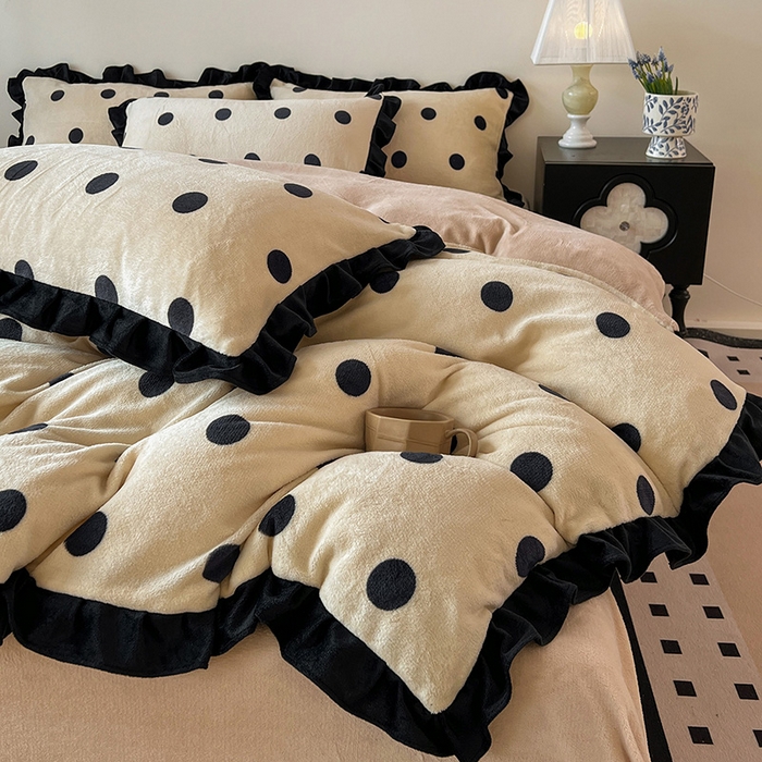 91家纺网 家纺一手货源 找家纺 逸林家纺《原希尔顿逸林》 2025新款法式黑花边牛奶绒四件套韩版花边法式赫本风牛奶绒四件套爆款 牛奶绒-波点