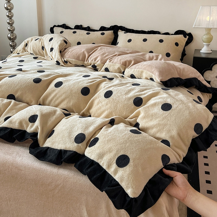 91家纺网 家纺一手货源 找家纺 逸林家纺《原希尔顿逸林》 2025新款法式黑花边牛奶绒四件套韩版花边法式赫本风牛奶绒四件套爆款 牛奶绒-波点