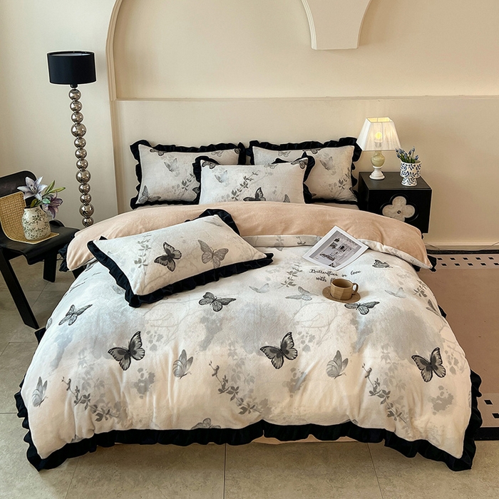 91家纺网 家纺一手货源 找家纺 逸林家纺《原希尔顿逸林》 2025新款法式黑花边牛奶绒四件套韩版花边法式赫本风牛奶绒四件套爆款 牛奶绒-蝴蝶意境