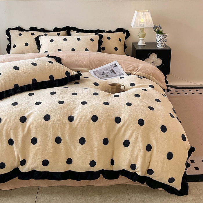 91家纺网 家纺一手货源 找家纺 逸林家纺《原希尔顿逸林》 2025新款法式黑花边牛奶绒四件套韩版花边法式赫本风牛奶绒四件套爆款 牛奶绒-波点