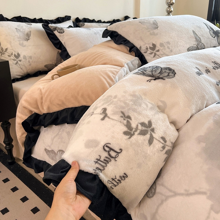 91家纺网 家纺一手货源 找家纺 逸林家纺《原希尔顿逸林》 2025新款法式黑花边牛奶绒四件套韩版花边法式赫本风牛奶绒四件套爆款 牛奶绒-蝴蝶意境