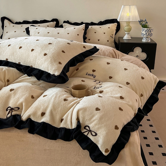 91家纺网 家纺一手货源 找家纺 逸林家纺《原希尔顿逸林》 2025新款法式黑花边牛奶绒四件套韩版花边法式赫本风牛奶绒四件套爆款 牛奶绒-爱心蝴蝶结