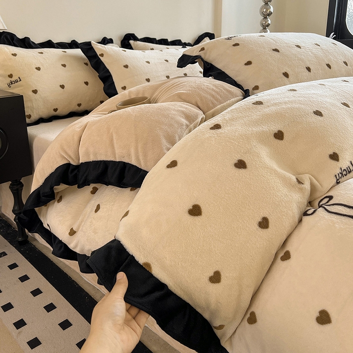 91家纺网 家纺一手货源 找家纺 逸林家纺《原希尔顿逸林》 2025新款法式黑花边牛奶绒四件套韩版花边法式赫本风牛奶绒四件套爆款 牛奶绒-爱心蝴蝶结