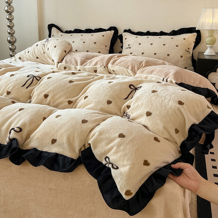 91家纺网 家纺一手货源 找家纺 逸林家纺《原希尔顿逸林》 2025新款法式黑花边牛奶绒四件套韩版花边法式赫本风牛奶绒四件套爆款 牛奶绒-爱心蝴蝶结