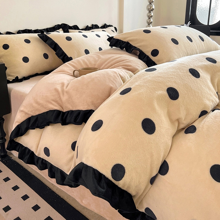 91家纺网 家纺一手货源 找家纺 逸林家纺《原希尔顿逸林》 2025新款法式黑花边牛奶绒四件套韩版花边法式赫本风牛奶绒四件套爆款 牛奶绒-波点