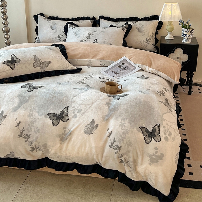 91家纺网 家纺一手货源 找家纺 逸林家纺《原希尔顿逸林》 2025新款法式黑花边牛奶绒四件套韩版花边法式赫本风牛奶绒四件套爆款 牛奶绒-蝴蝶意境