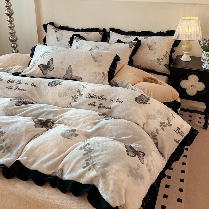 91家纺网 家纺一手货源 找家纺 逸林家纺《原希尔顿逸林》 2025新款法式黑花边牛奶绒四件套韩版花边法式赫本风牛奶绒四件套爆款 牛奶绒-蝴蝶意境