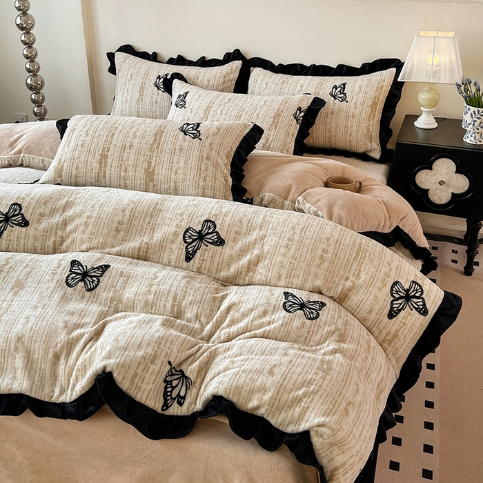 91家纺网 家纺一手货源 找家纺 逸林家纺《原希尔顿逸林》 2025新款法式黑花边牛奶绒四件套韩版花边法式赫本风牛奶绒四件套爆款 牛奶绒-法式蝴蝶