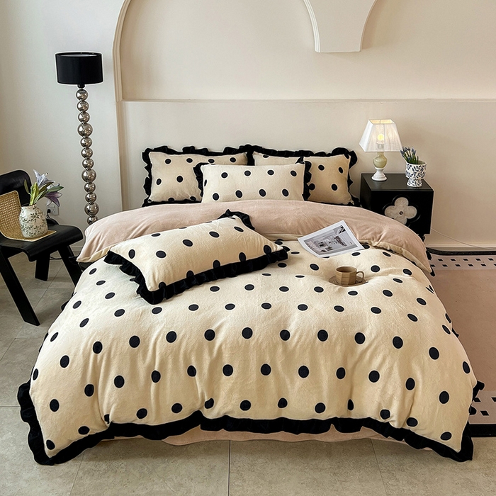 91家纺网 家纺一手货源 找家纺 逸林家纺《原希尔顿逸林》 2025新款法式黑花边牛奶绒四件套韩版花边法式赫本风牛奶绒四件套爆款 牛奶绒-波点