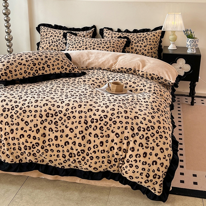 91家纺网 家纺一手货源 找家纺 逸林家纺《原希尔顿逸林》 2025新款法式黑花边牛奶绒四件套韩版花边法式赫本风牛奶绒四件套爆款 牛奶绒-豹纹