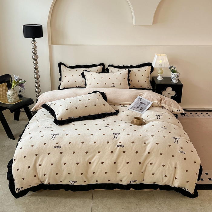 91家纺网 家纺一手货源 找家纺 逸林家纺《原希尔顿逸林》 2025新款法式黑花边牛奶绒四件套韩版花边法式赫本风牛奶绒四件套爆款 牛奶绒-爱心蝴蝶结