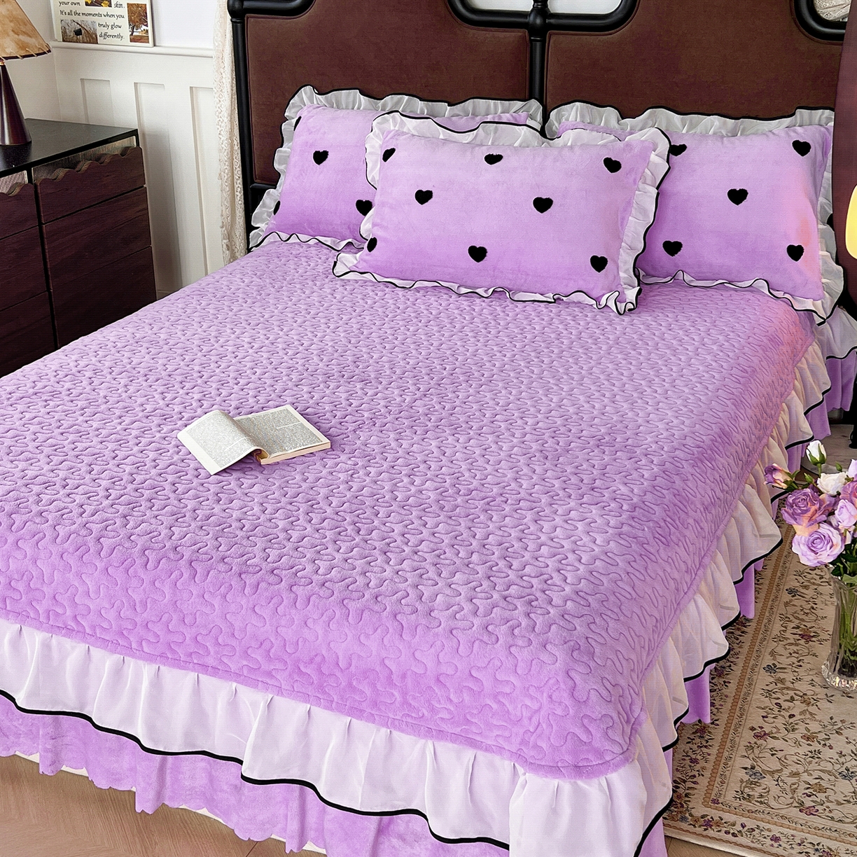 91家纺网 家纺一手货源 找家纺 梦柏家纺 2025新款韩式牛奶绒刺绣花边床盖四件套 风信紫