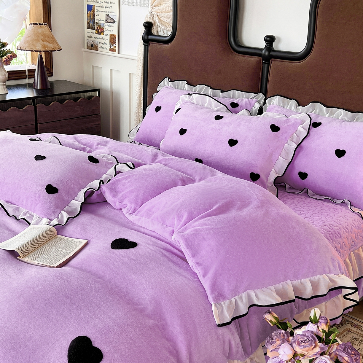 91家纺网 家纺一手货源 找家纺 梦柏家纺 2025新款韩式牛奶绒刺绣花边床盖四件套 风信紫