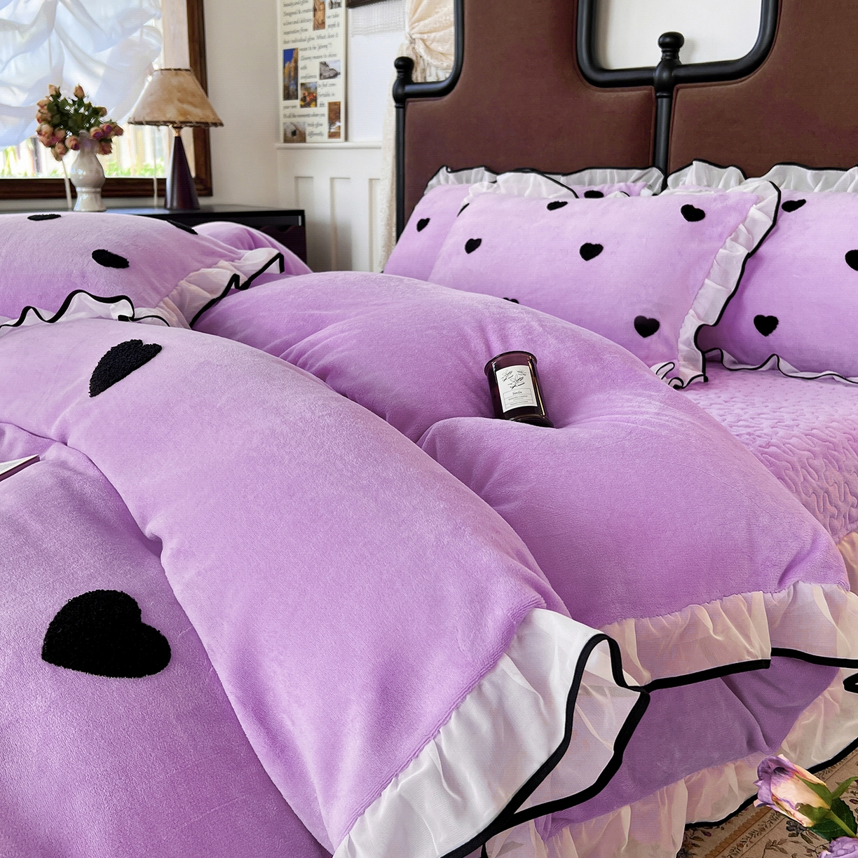 91家纺网 家纺一手货源 找家纺 梦柏家纺 2025新款韩式牛奶绒刺绣花边床盖四件套 风信紫