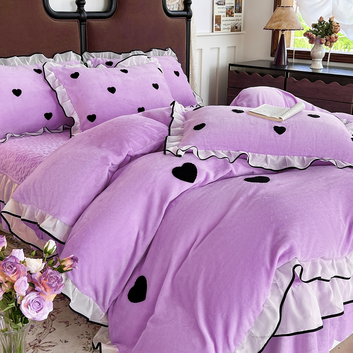 91家纺网 家纺一手货源 找家纺 梦柏家纺 2025新款韩式牛奶绒刺绣花边床盖四件套 风信紫