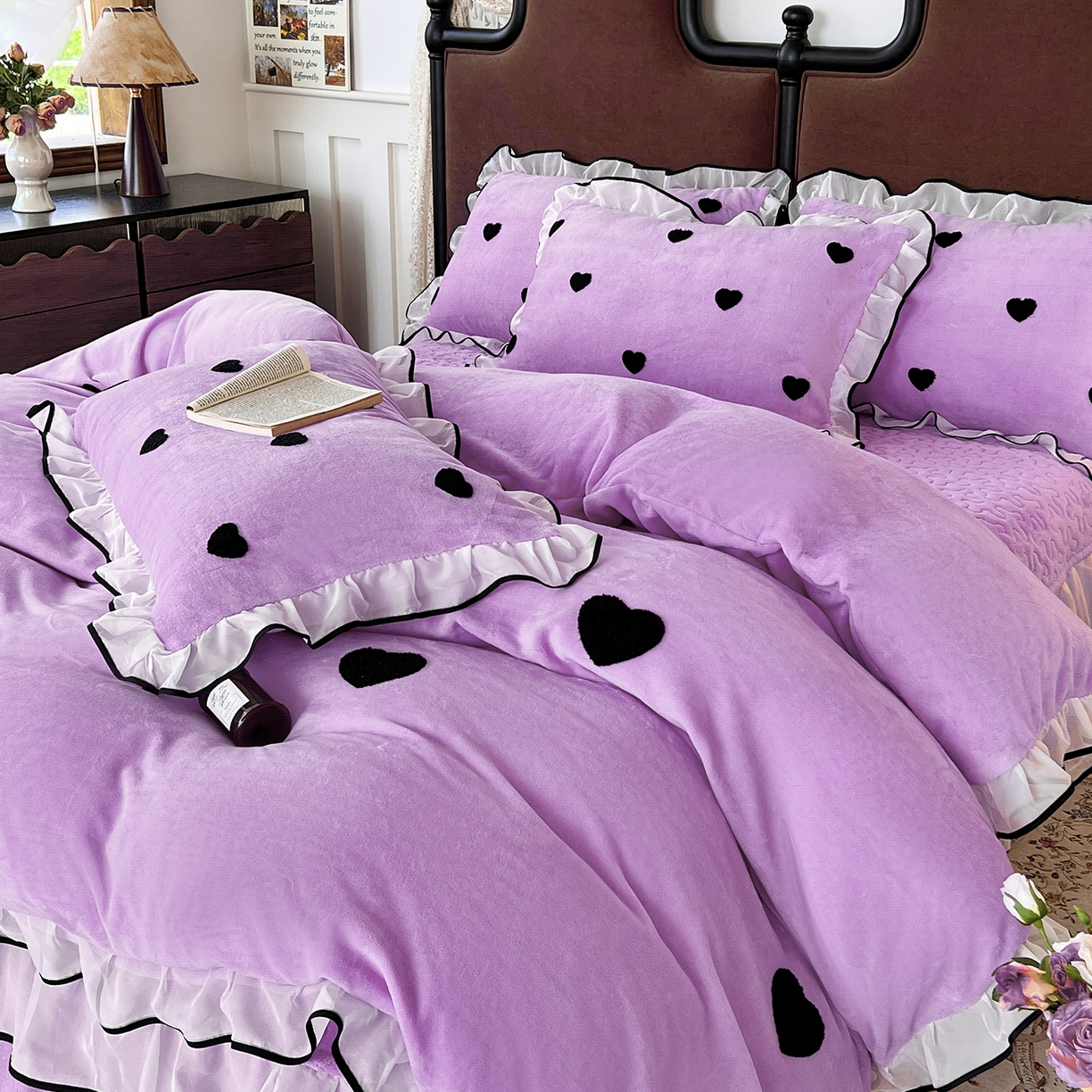 91家纺网 家纺一手货源 找家纺 梦柏家纺 2025新款韩式牛奶绒刺绣花边床盖四件套 风信紫