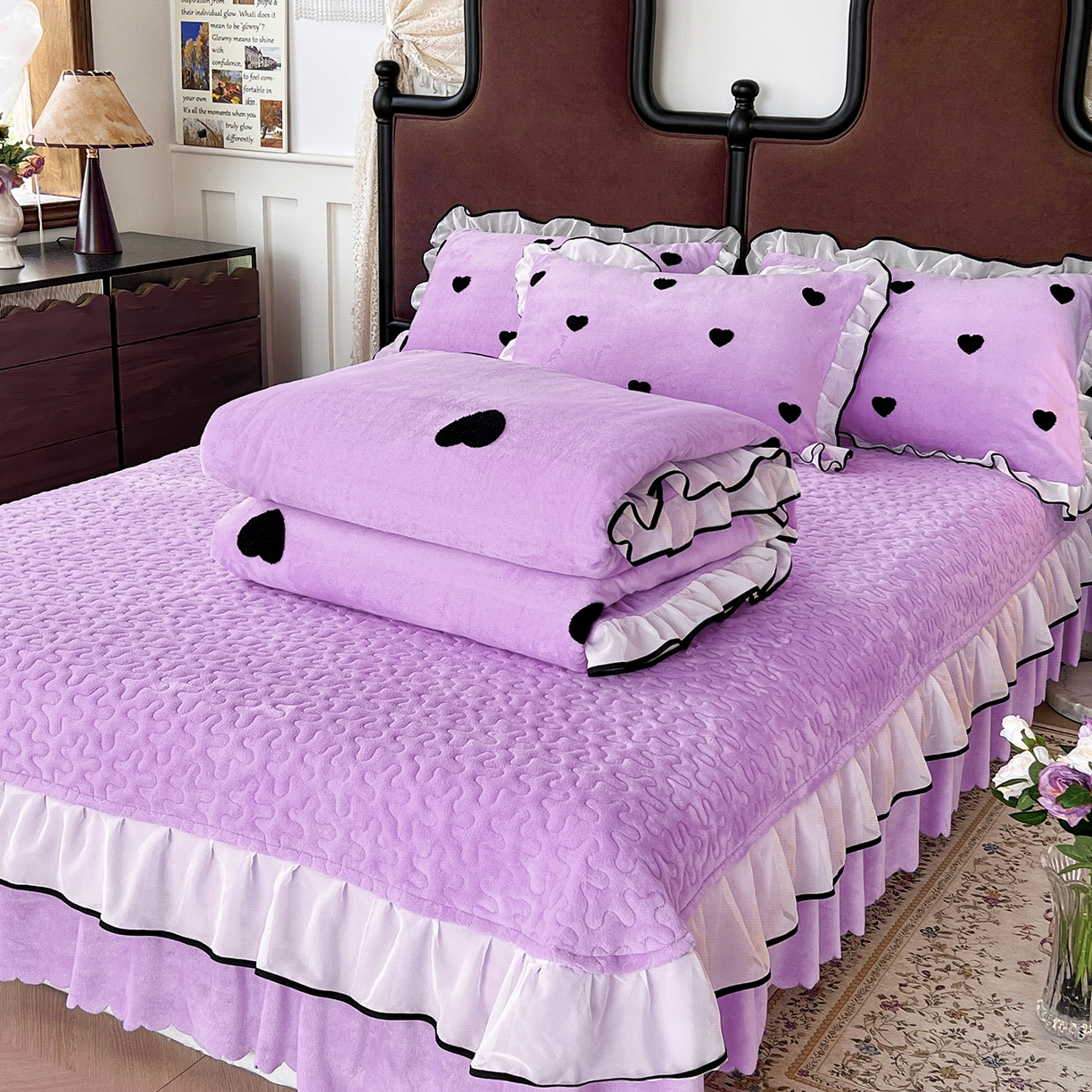 91家纺网 家纺一手货源 找家纺 梦柏家纺 2025新款韩式牛奶绒刺绣花边床盖四件套 风信紫