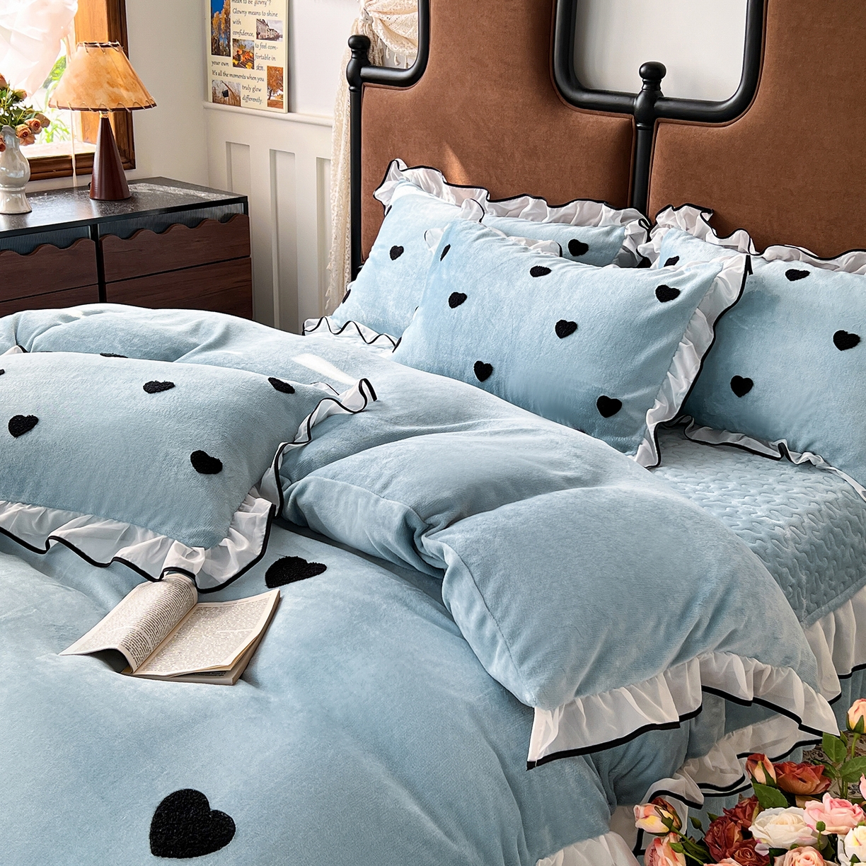 91家纺网 家纺一手货源 找家纺 梦柏家纺 2025新款韩式牛奶绒刺绣花边床盖四件套 湖水蓝