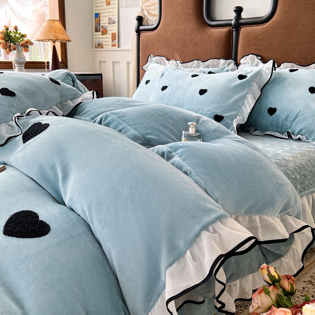 91家纺网 家纺一手货源 找家纺 梦柏家纺 2025新款韩式牛奶绒刺绣花边床盖四件套 湖水蓝