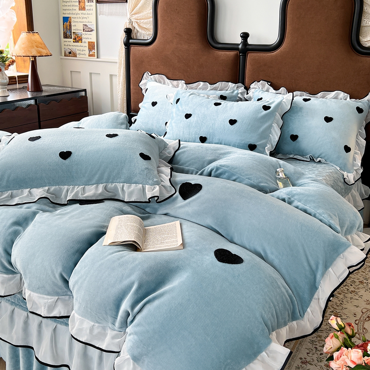 91家纺网 家纺一手货源 找家纺 梦柏家纺 2025新款韩式牛奶绒刺绣花边床盖四件套 湖水蓝