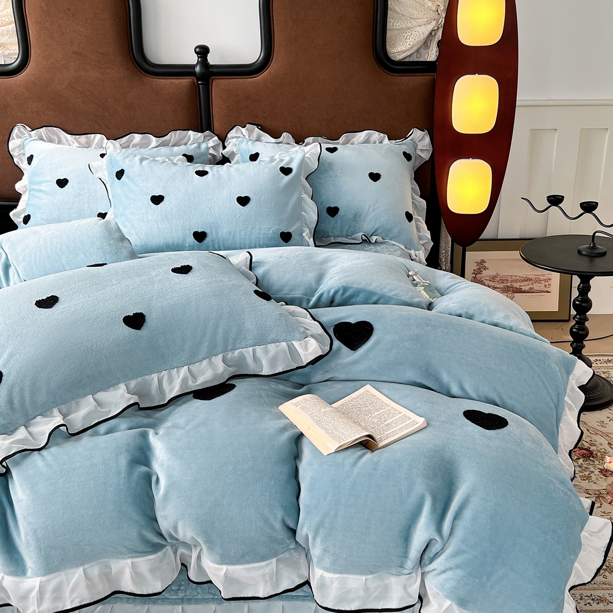 91家纺网 家纺一手货源 找家纺 梦柏家纺 2025新款韩式牛奶绒刺绣花边床盖四件套 湖水蓝