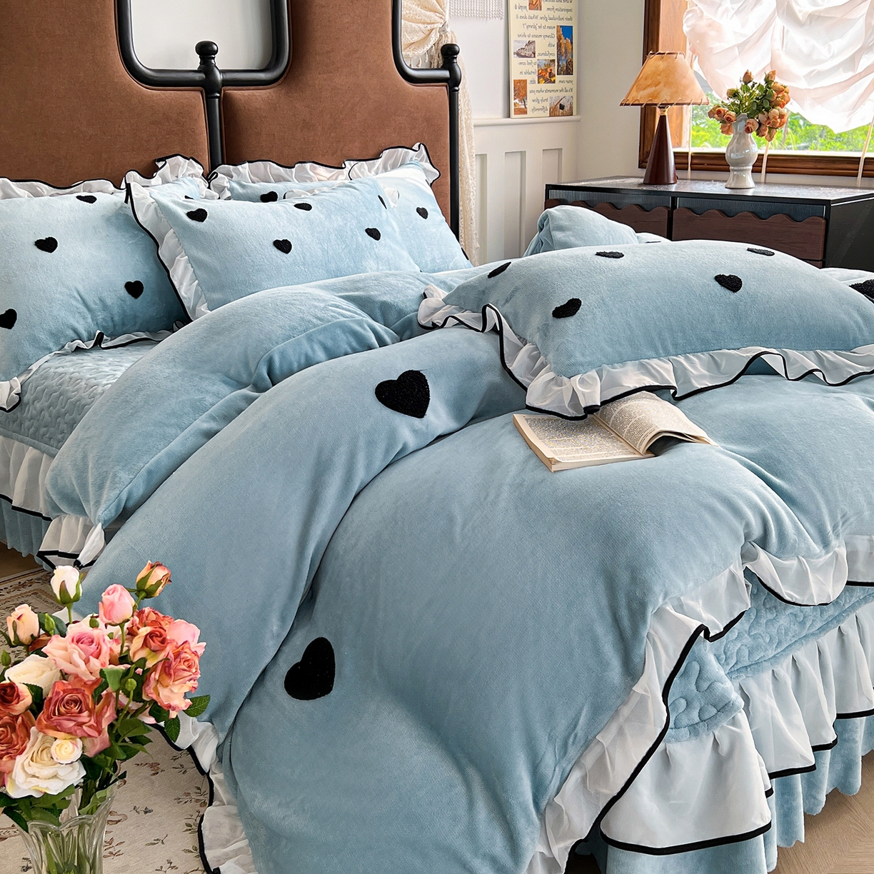 91家纺网 家纺一手货源 找家纺 梦柏家纺 2025新款韩式牛奶绒刺绣花边床盖四件套 湖水蓝