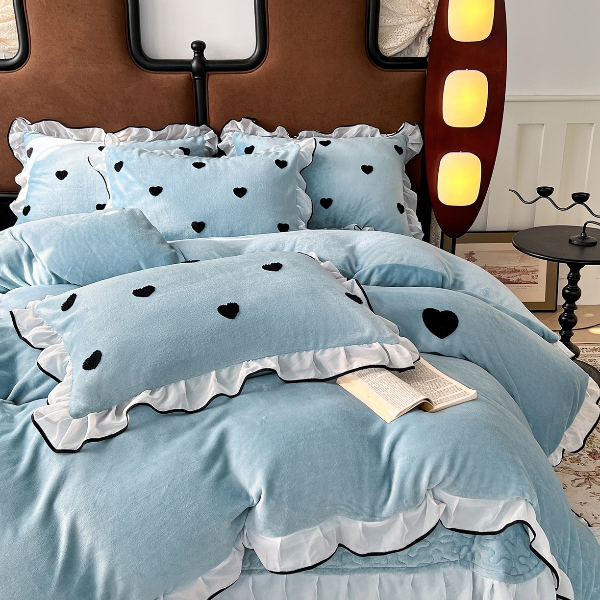 91家纺网 家纺一手货源 找家纺 梦柏家纺 2025新款韩式牛奶绒刺绣花边床盖四件套 湖水蓝