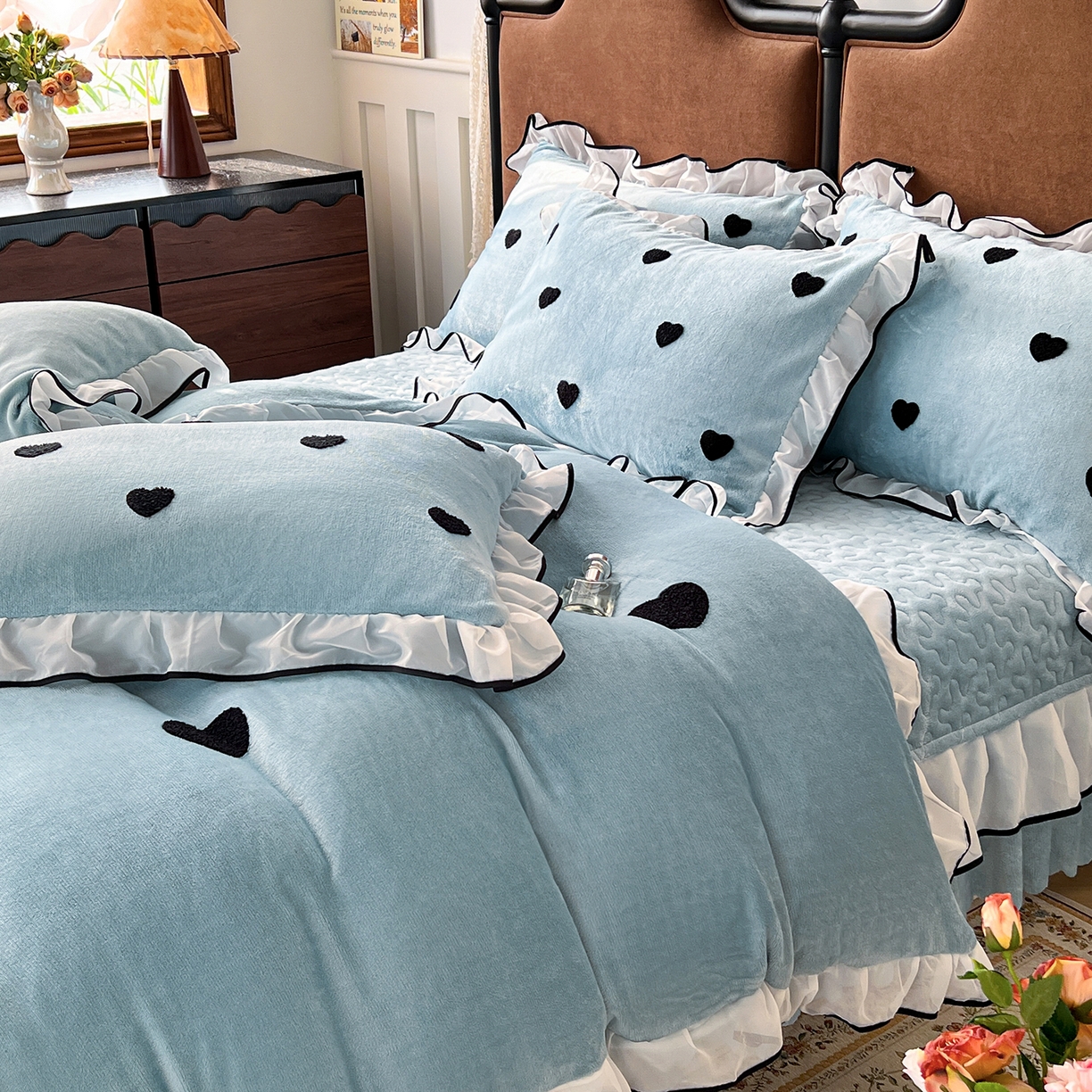 91家纺网 家纺一手货源 找家纺 梦柏家纺 2025新款韩式牛奶绒刺绣花边床盖四件套 湖水蓝