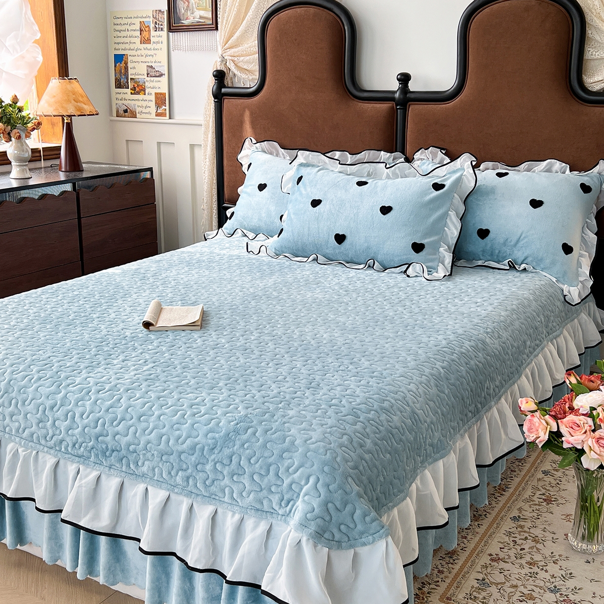 91家纺网 家纺一手货源 找家纺 梦柏家纺 2025新款韩式牛奶绒刺绣花边床盖四件套 湖水蓝