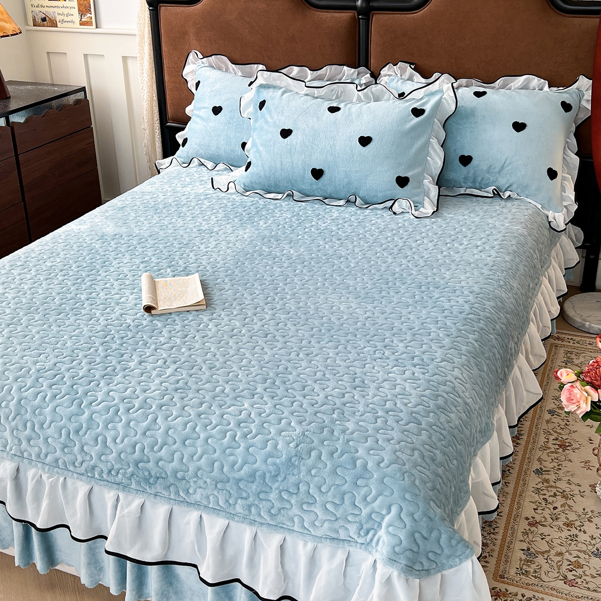 91家纺网 家纺一手货源 找家纺 梦柏家纺 2025新款韩式牛奶绒刺绣花边床盖四件套 湖水蓝