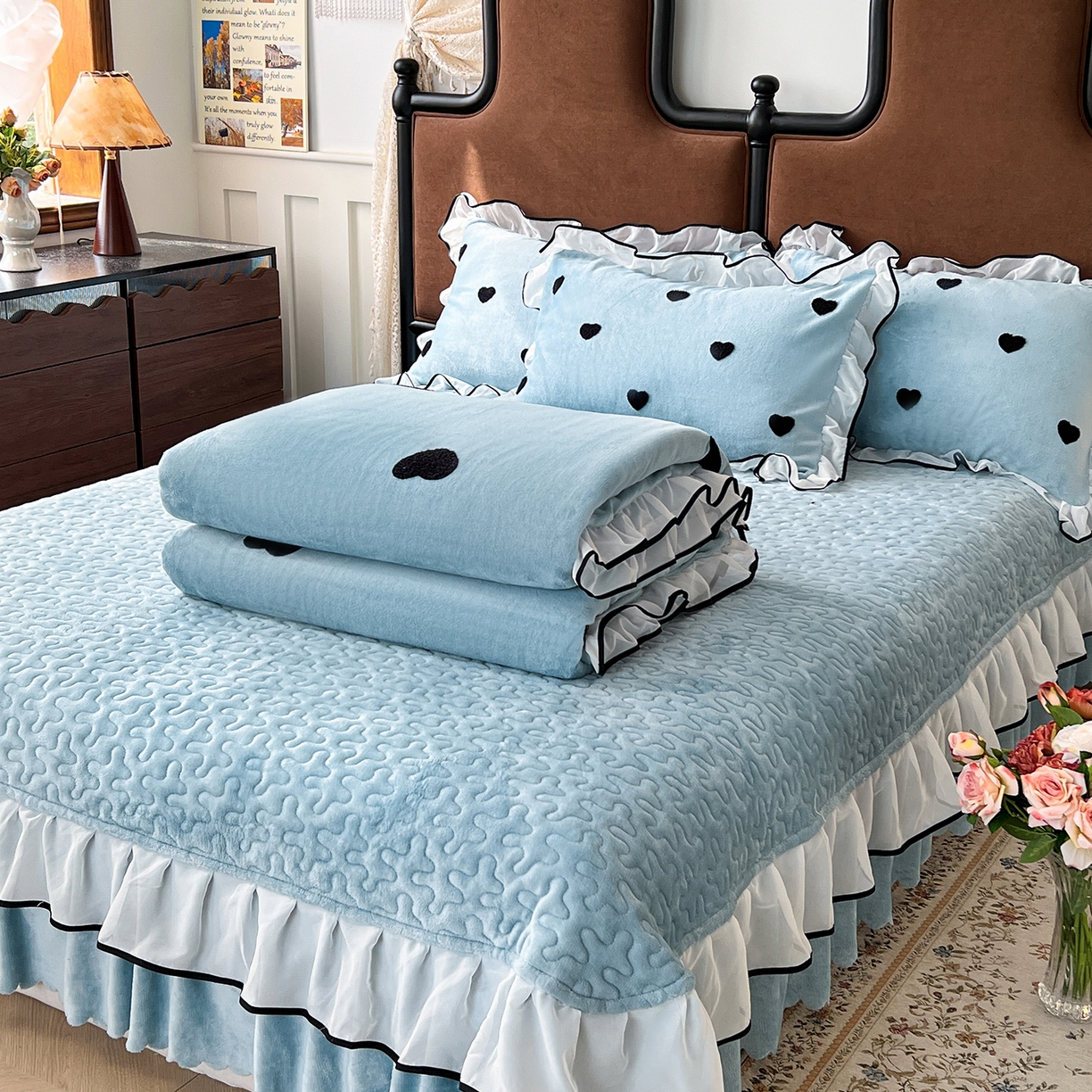 91家纺网 家纺一手货源 找家纺 梦柏家纺 2025新款韩式牛奶绒刺绣花边床盖四件套 湖水蓝