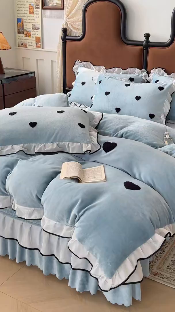 91家纺网 家纺一手货源 找家纺 梦柏家纺 2025新款韩式牛奶绒刺绣花边床盖四件套 湖水蓝