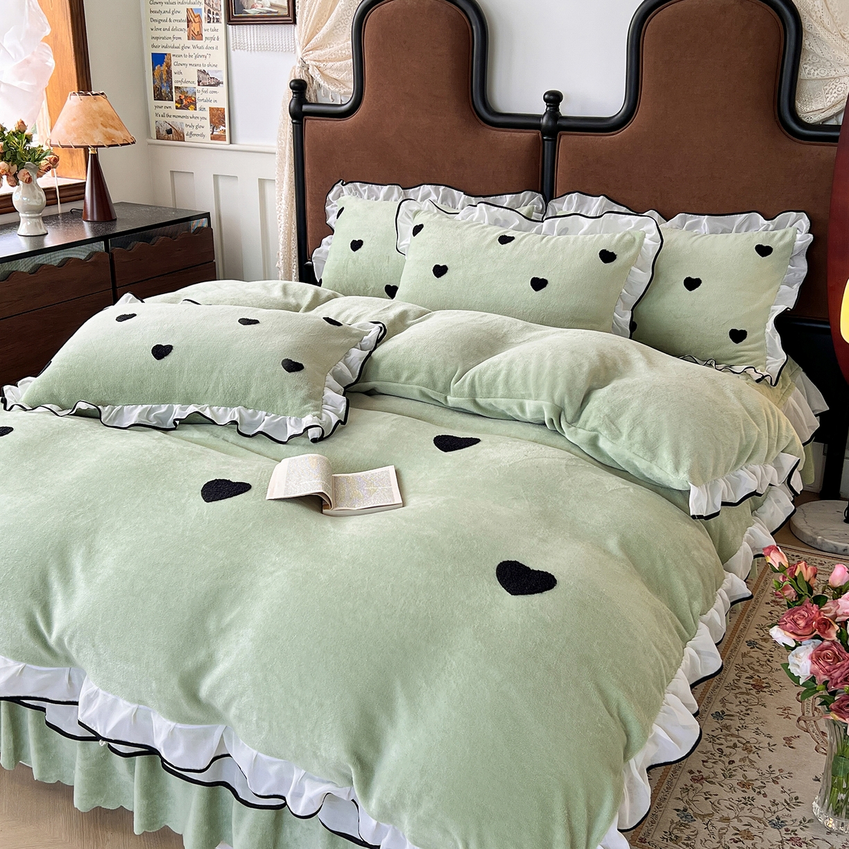 91家纺网 家纺一手货源 找家纺 梦柏家纺 2025新款韩式牛奶绒刺绣花边床盖四件套 浅草绿